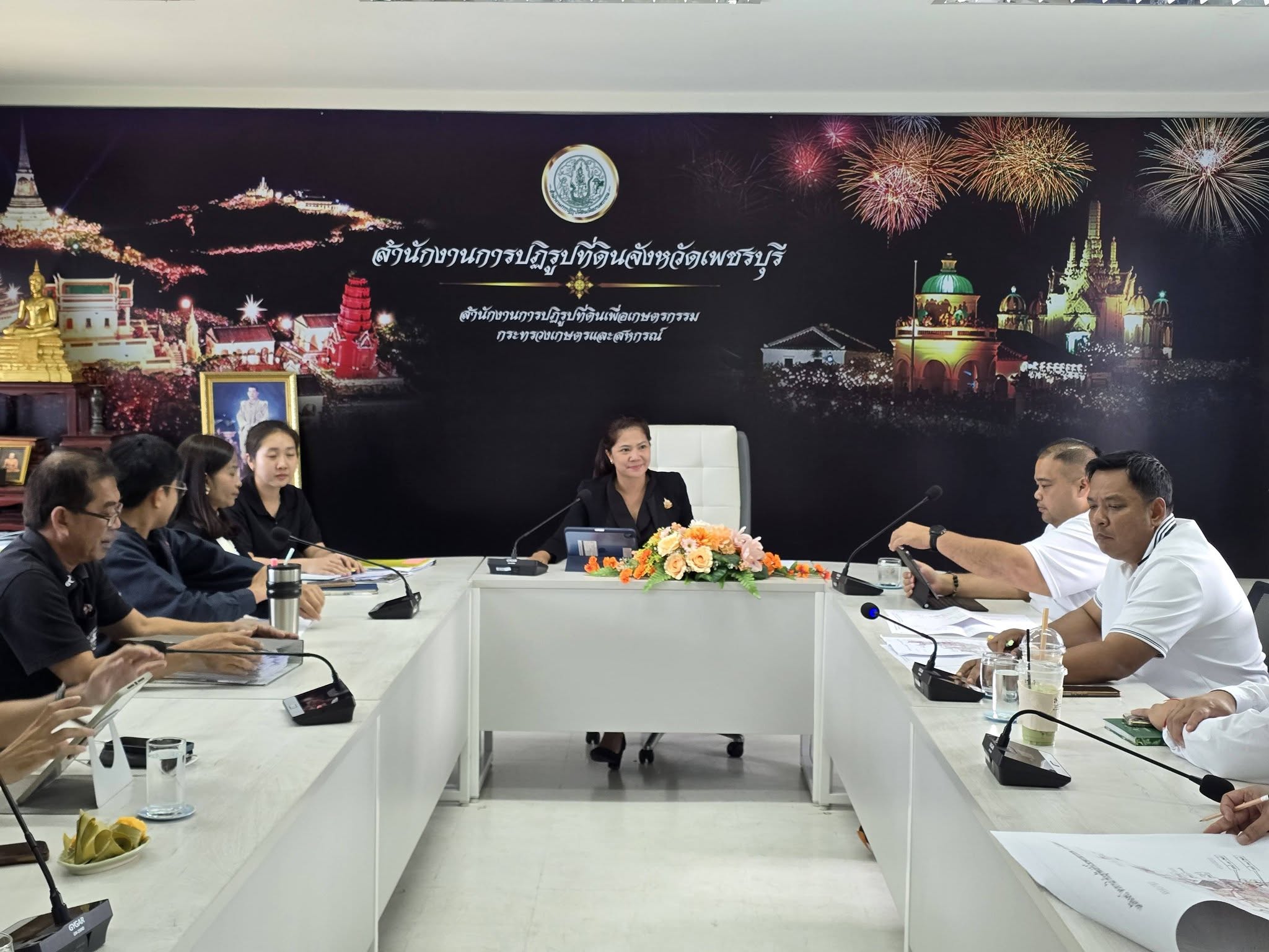 title - ปฏิรูปที่ดินจังหวัดเพชรบุรี พร้อมด้วยเจ้าหน้าที่ สำนักงานการปฏิรูปที่ดินจังหวัดเพชรบุรี (ส.ป.ก.เพชรบุรี) ร่วมหารือแนวทางการแก้ไขปัญหาโครงการแก้ไขปัญหาที่ดินทำกินของเกษตรกรสภาประชาชน 4 ภาค ร่วมกับเจ้าหน้าที่ 3 สำนักของสำนักงานการปฏิรูปที่ดินเพื่ือเกษตรกรรม ได้แก่ สำนักกฎหมาย สำนักจัดการปฏิรูปที่ดิน และสำนักจัดการแผนที่และสารบบที่ดิน